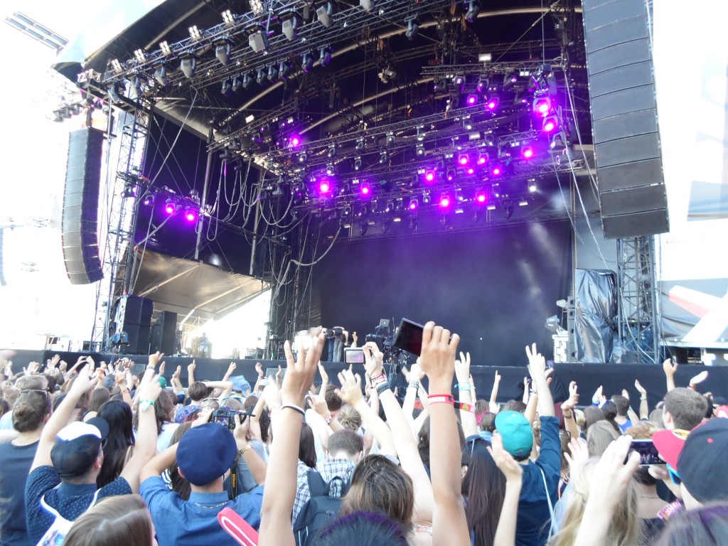 Fans applauding after Capital Cities' final song, the hit Safe and Sound