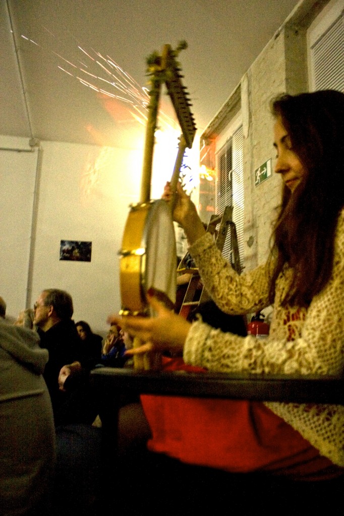 A BCB student trying out Joulia’s instrument, the so called “Berlin Lyre”