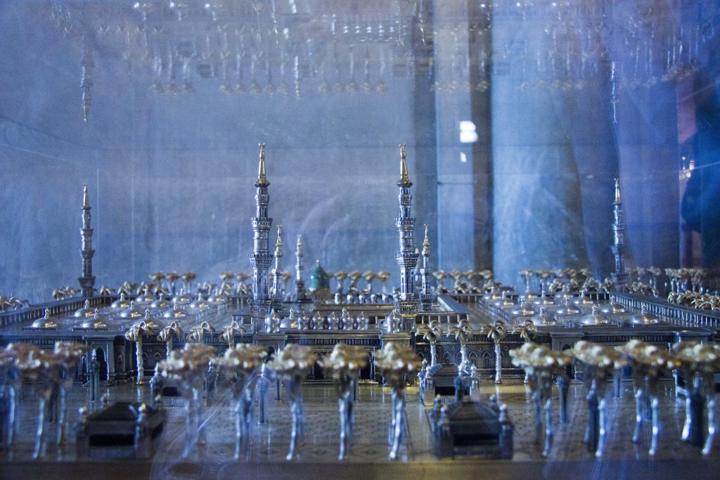 The model of Ka’aba (Mecca, Saudi Arabia), the most sacred site for Muslims, and its surrounding sacred mosque in the Blue Mosque. Photo: Inasa Bibic