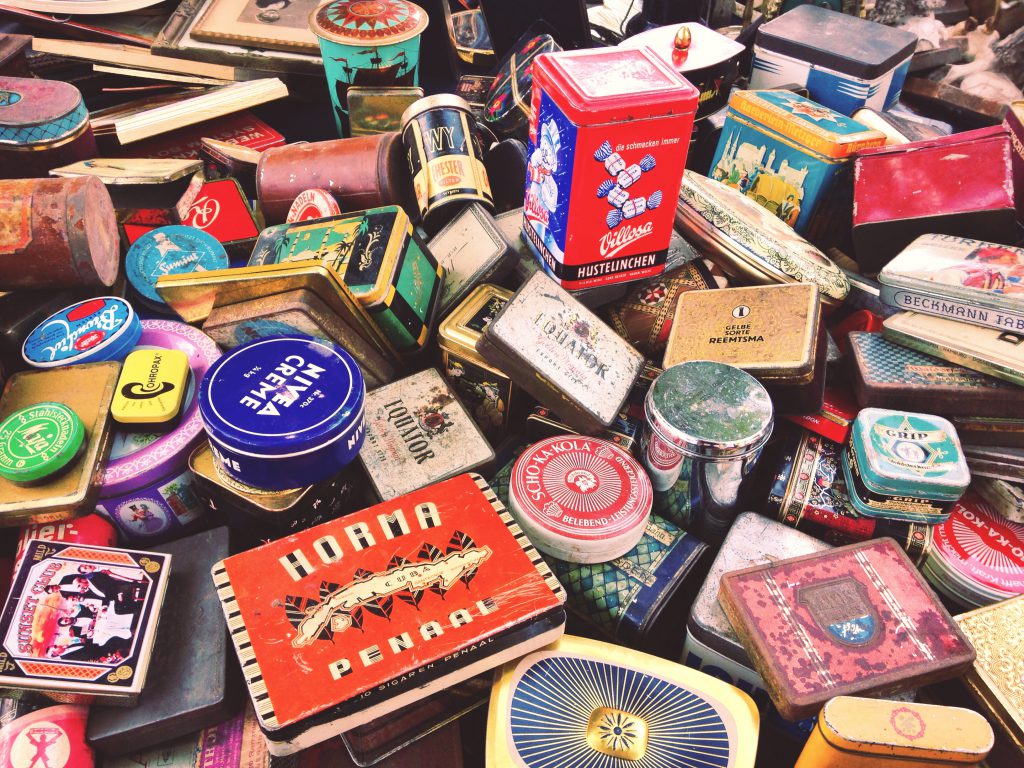 An assortment of typical flea market wares (Credit: Paris.Shanghai.Fashion Blog)