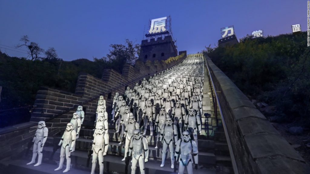 500 Stormtrooper figurines lined up on the steps of the Great Wall of China (credit: filmgamesetc.com) 